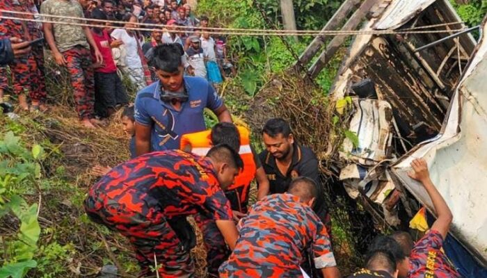 মানিকগঞ্জে লেগুনার পেছনে পিকআপের ধাক্কা, নিহত ৪