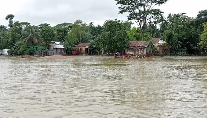 ভাসছে সুনামগঞ্জ-সিলেট, পানিবন্দি প্রায় ১০ লাখ মানুষ