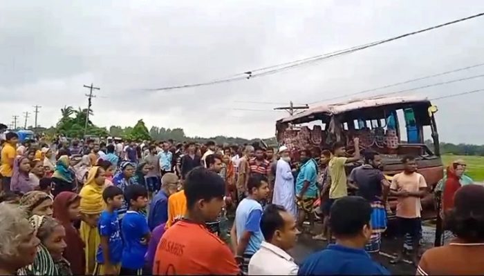 মানিকগঞ্জে বাস–ট্রাকের মুখোমুখি সংঘর্ষ, নিহত ৩