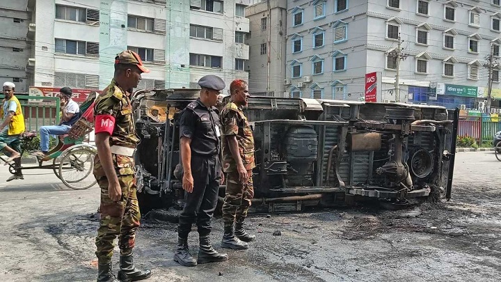 রাজধানীর মিরপুর-১৪ নম্বরের কচুক্ষেত এলাকায় সড়ক অবরোধ করে বিক্ষোভ করেছেন একটি পোশাক কারখানার শ্রমিকেরা। এ সময় সেনাবাহিনীর একটি গাড়ি