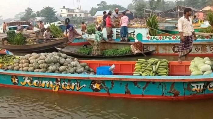 পিরোজপুরে ভাসমান বাজারে বেঁচাকেনা জমজমাট