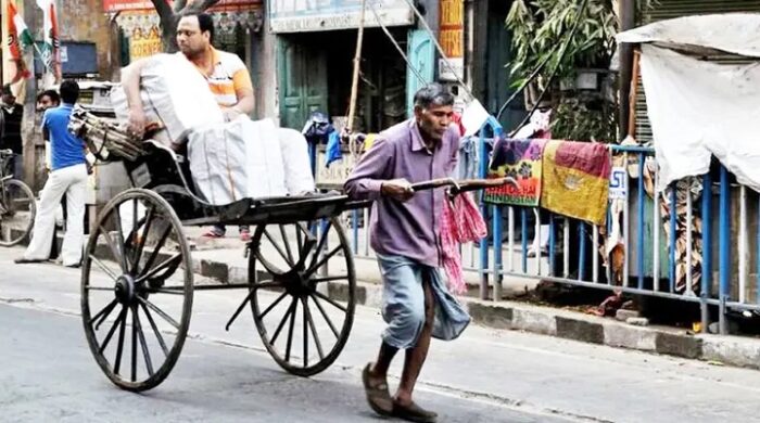 ব্যাটারিচালিত রিকশা বাড়ায় অর্থনৈতিকভাবে পিছিয়ে পড়ছেন টানা রিকশার চালকরা